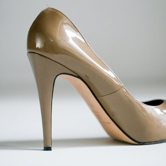 Brian Atwood Nude PAtent  Leather Classic Heels - Picture 7 of 10